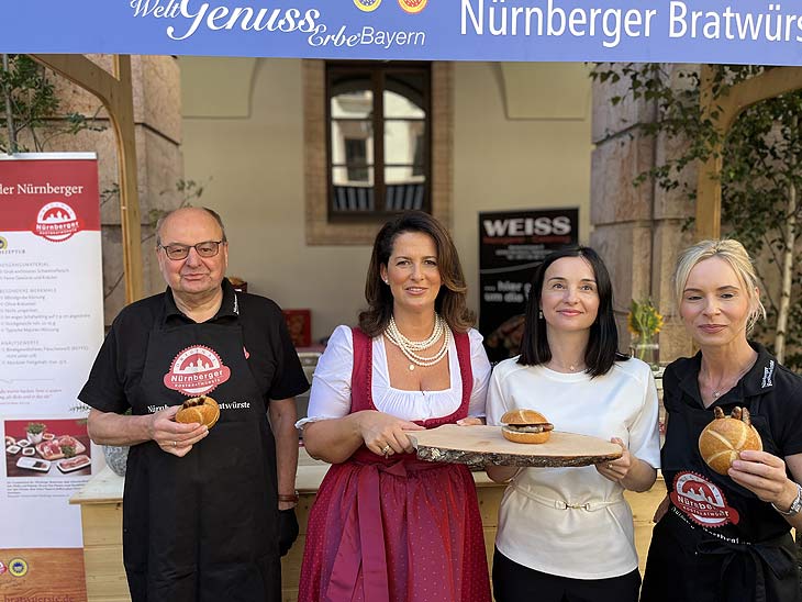 Am Stand des Schutzverbands Nürnberger Bratwürste e.V. Otto Kupfer, Ministerin Michela Kaniber, die kroatische Landwirtschaftsminiterin Marija Vuxkovix , Nina Weiß Hoffest 2022 @ Bayerisches Landwirtschaftsministerium am 02.07.2022 (©Foto: Martin Schmitz)